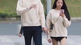 这就是传说中的爱情么，街拍情侣