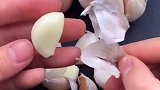 这样剥大蒜一分钟剥一大盘，看完视频的你学会了吗？去试试吧