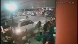 巴西：一名女司机倒车撞向酒吧外的人群，随后逃离现场
