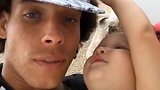 溺爱小情人！维特塞尔海边度假狂亲爱女显宠爱