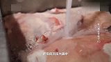 连火都不用，用沙子将羊肚包羊肉焖熟，小编开始怀疑这能不能熟了