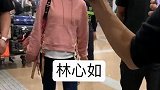 林心如妃色卫衣搭翻边牛仔，小白鞋穿出少女感