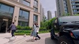 男子带妇人看房子 妇人觉得房子有点贵