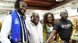 科菲造访祖国加纳受英雄般欢迎 向总统赠送WWE冠军腰带