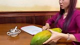 小猴豆豆很喜欢吃木瓜水果，这吃相真是一绝
