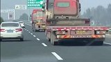 狗子坐在露天的大货车上的搞笑操作，这心态真不是一般的好！
