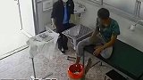 监控拍下小伙的搞笑一幕，医生都忍不住笑了