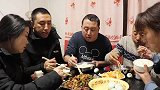 大彭做孜然肉片，表哥说像烧烤味，老爸吃第一口就说香，过瘾