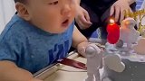 萌娃的笑多少有点逢场作戏，娃：不笑显得不合群