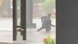 男子在雨中跳舞，路人见状十分不解