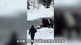 女孩落入喀纳斯河被冲走，妈妈着急跟着跳下哭喊着孩子，岸上好心人接力救人