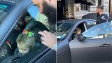 美国：两岁女儿被锁汽车中，父亲指导孩子打开车锁脱困