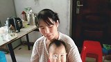 八个月宝宝哭闹，妈妈难哄没想到哥哥放学回来，宝宝马上开心起来