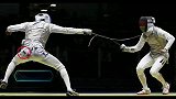 奥运会-16年-击剑赛场现奇葩一幕 法国选手比赛中手机掉落-新闻