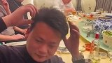 男子聚餐戴假发，一看所有人都秃顶