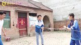 短剧：小伙伴玩“柔韧过绳子”，一级比一级更难哦！一起来玩吧