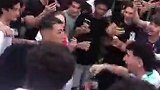 球迷身穿阿森纳球衣被嘲讽，随后他掏出里面的巴黎球衣