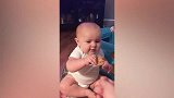小宝宝，你不是在哭吗怎么看见妈妈拿出饼干就不哭了