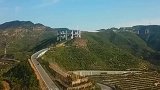 直拍像盘龙一样的高速公路，从这里开车出来，脑袋可能有点晕