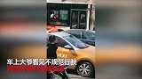 神操作！公交大爷自带喇叭咆哮式纠违