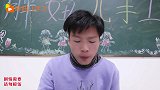 男同学乱扔垃圾，胖妞用卡纸做了一个彩虹扫把，好看又实用