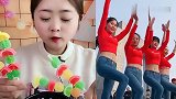 美女直播吃彩色软糖串串，一口下去幸福的味道，是我向往的生活