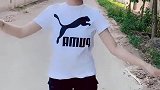 黑短裤显得美女腿很白皙