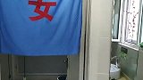女厕所为何频频传来大爷叹气声？知道真相后网友笑喷