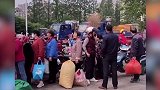 烟头回收五六十一斤！为创文明县城，大爷大妈拎成袋烟头排队来卖