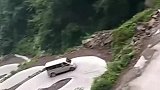“这种路堵车，对新手手动挡司机，简直就是噩梦”