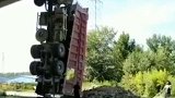 可怕！哈尔滨一大挂车撞桥栏杆后坠桥 司机当场死亡
