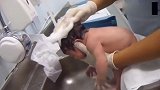新生儿第一次洗澡，怎么感觉护士就像在洗菜一样啊