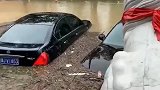 暴雨过后大量的车被淹，幸好我的保时捷没事！