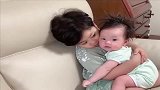 妹妹刚睡醒，哥哥就一把抱了过去，两兄妹在一起的画面太温馨！