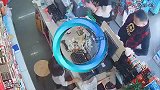 小女孩帮怀孕妈妈看店卖货，网友经商好苗子