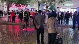 男子大街骑独轮车，保安阻止后，男子语出惊人：你是土匪啊