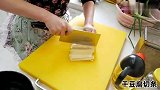 三口人午饭真丰盛，奶奶做乳汁豆腐烧粉条，软炸杏鲍菇，杂蔬蛋卷