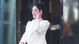 杨幂综艺路透照曝光，穿白色西装扎双马尾，少女感十足！