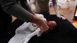 新生儿摄影师示范蚕茧式包被的正确包法，层层包裹安全感十足！