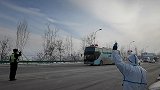警车开道护送援助通化医护返程 志愿者泪目送别：他们像亲人一样