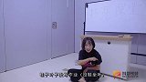 师生用谐音梗较量，老师拿出琴拍完手掌后，学生表情真逗