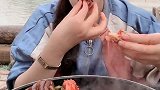 美女直播吃龙虾头，居然还能这样吃啊