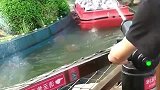 岸上喷水的大哥很嗨，水里被喷的很爽，这是花钱找罪受吗