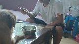 金毛为了骗主人的面条吃，跟主人斗智斗勇，这波操作我服！