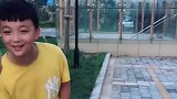 龙凤胎兄妹拍段子，妹妹配合的不错，这表情太到位了