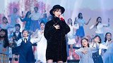 李宇春越来越妩媚，毛衣当裙子穿，踩高筒靴大秀美腿