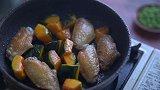 南瓜烧鸡翅，用勺子把汁舀进米饭，汤汁全是南瓜的香气，浓郁醇厚
