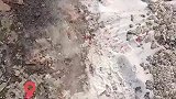 男子在结冰的路面上发现“冻结资产”