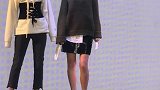 沈阳2019万象汇春季时装周：女模特白色球鞋加长毛衣印花衫