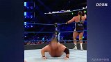 WWE赛场被这样泰山压顶 一般人可真受不了
